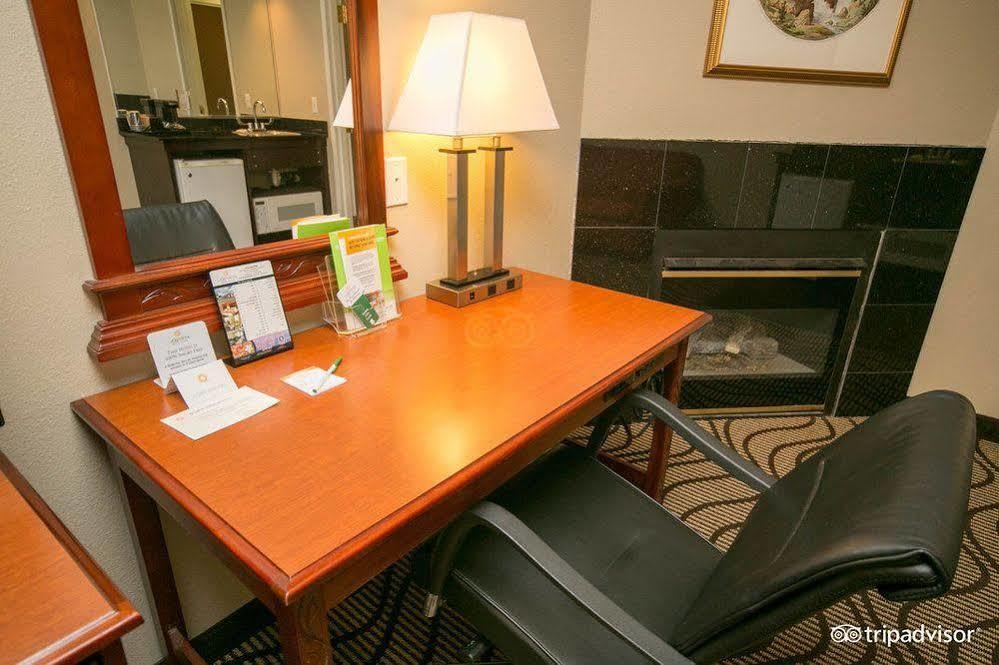 La Quinta By Wyndham Near Cedar Point 3*